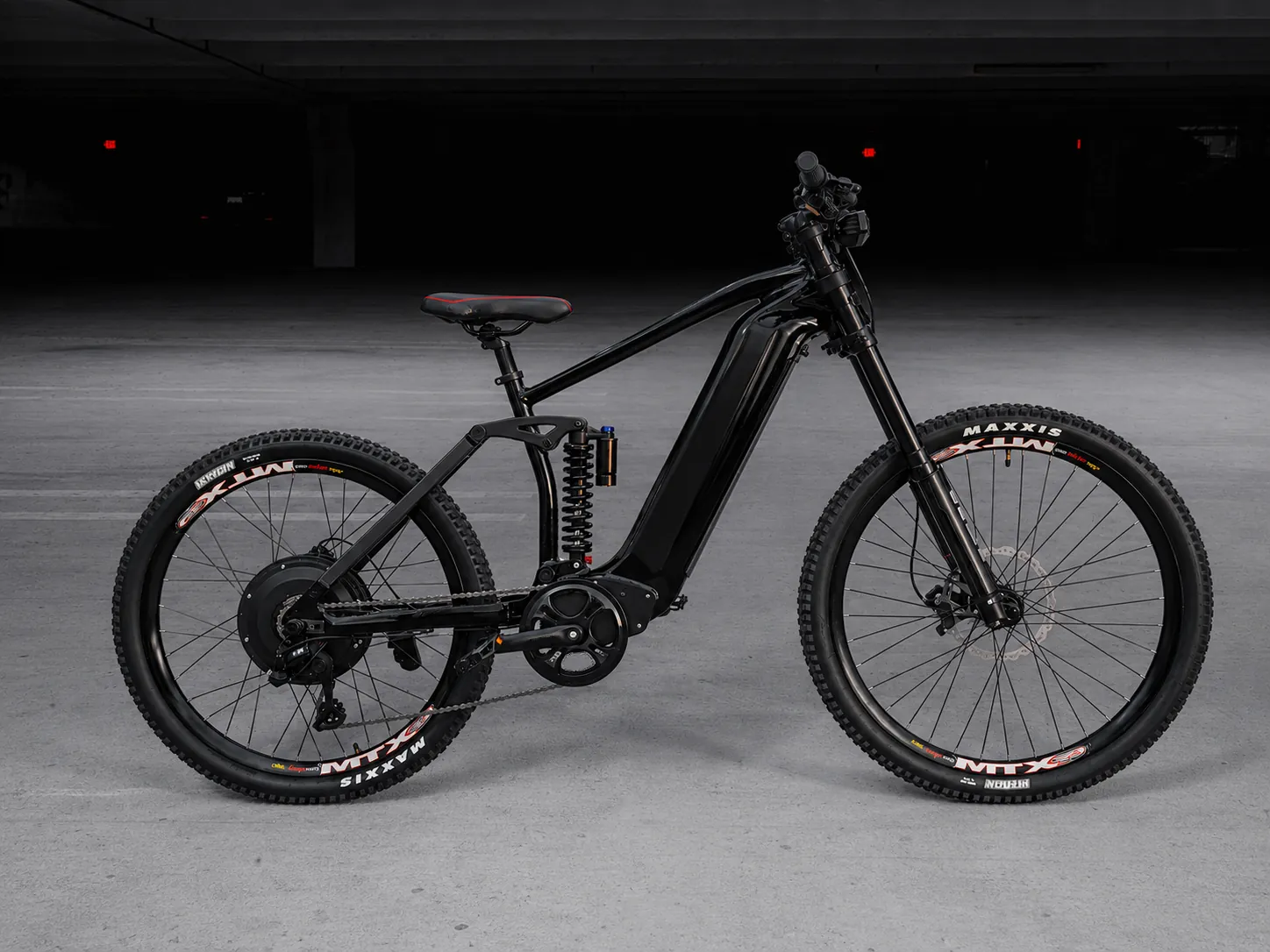 STASIS Enduro de profil dans un environnement sombre